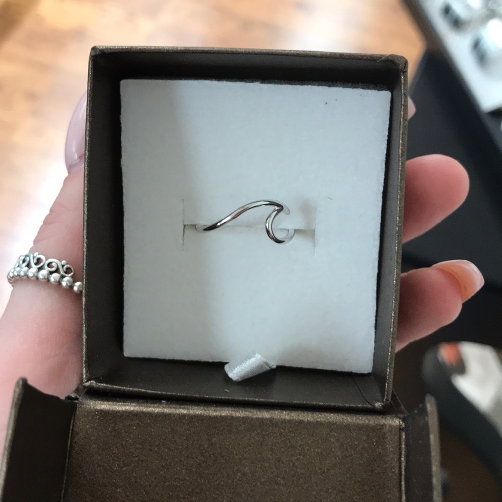 Trendy wave ring